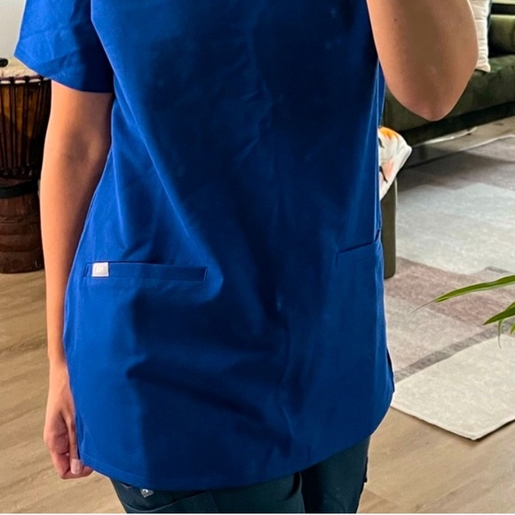 FIGS Casma Three Pocket Scrub Top Electric Blue - Picture 3 of 6